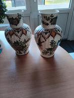 Twee decoratieve vazen met bloemmotieven, Ophalen of Verzenden