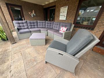 Loungebank met hocker en verstelbare stoel beschikbaar voor biedingen