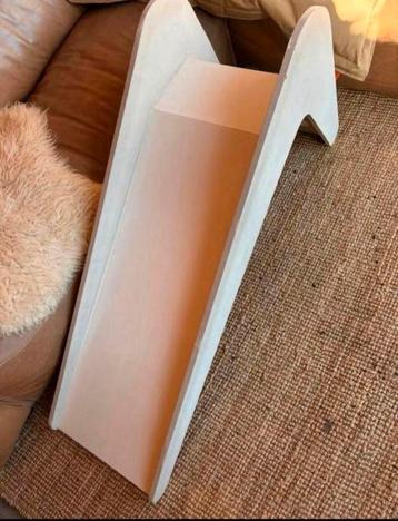 Stevige houten glijbaan beschikbaar voor biedingen