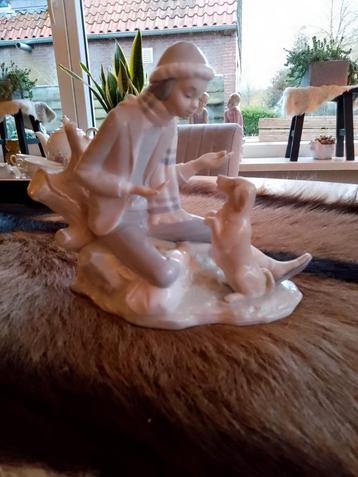 Groot nao beeld de honden trainer  beschikbaar voor biedingen