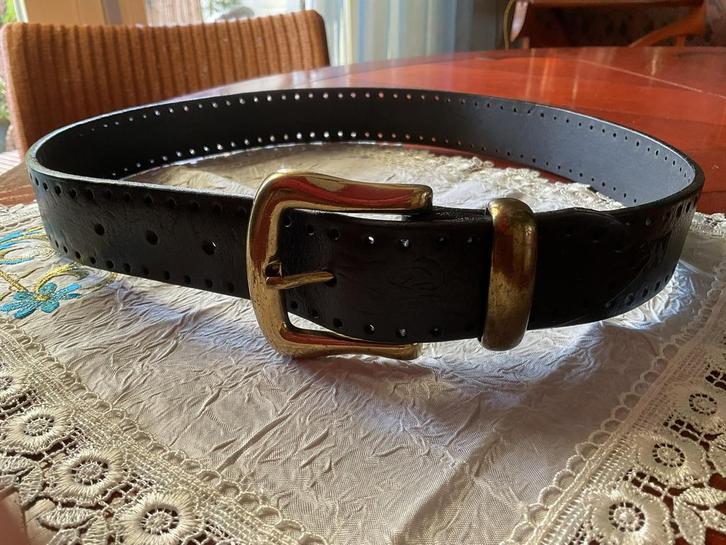 MOOIE ZWART LEREN DAMESRIEM MET BRONS/GOUDKLEURIGE GESP, Kleding | Dames, Riemen en Ceinturen, Zo goed als nieuw, Tailleriem, 90 tot 100 cm