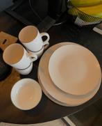 Servies Action - 4 eetborden, 4 kleine, 3 bakjes, 4 mokken, Ophalen, Zo goed als nieuw, Overige stijlen, Compleet servies