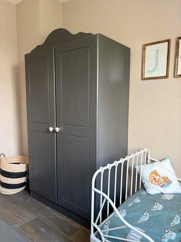 Brocante grijze commode en kast beschikbaar voor biedingen