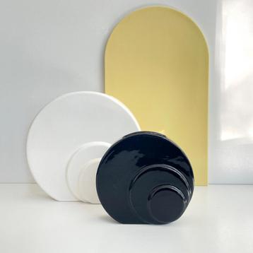 2 vintage design ronde VAZEN zwart wit porselein PostModern  beschikbaar voor biedingen