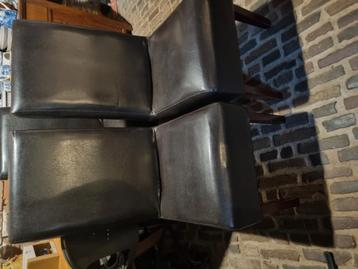 6 donkerbruine stoelen gratis  beschikbaar voor biedingen