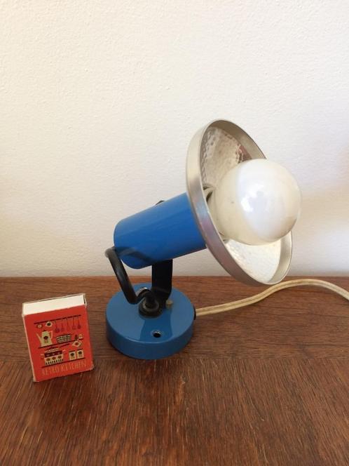 Klein fel blauw muur spotje wandlampje jaren 80 eighties, Huis en Inrichting, Lampen | Spots, Zo goed als nieuw, Plafondspot of Wandspot