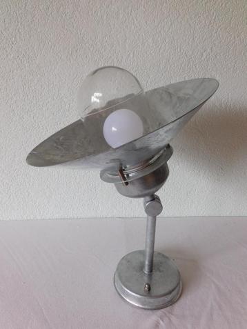 Wandlamp van zink met glazen kelk, met scharnier om de gewen beschikbaar voor biedingen