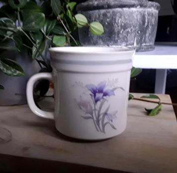 Vintage mok / beker - afbeelding bloemen: iris / lis  beschikbaar voor biedingen