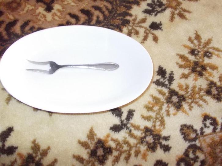witte vleesschaal met vleesvork, Huis en Inrichting, Keuken | Keukenbenodigdheden, Gebruikt, Ophalen