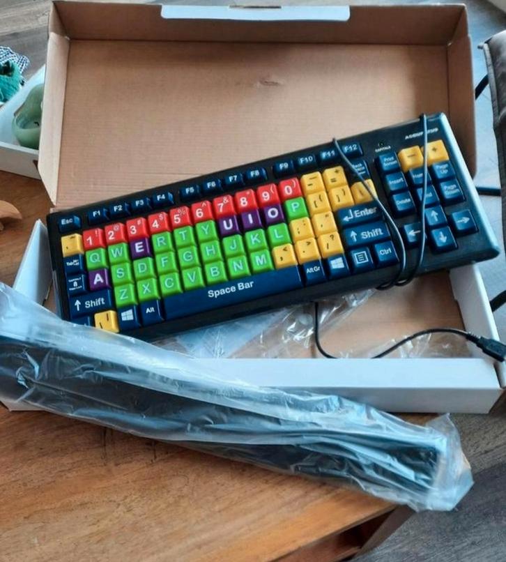 Kleurrijk toetsenbord voor visueel beperkten, Computers en Software, Toetsenborden, Zo goed als nieuw, Qwerty, Bedraad, Multimediatoetsen