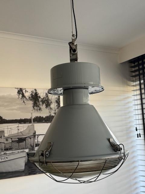 Vintage industriële lamp, orgineel en volledig opgeknapt, Huis en Inrichting, Lampen | Hanglampen, Gebruikt, 50 tot 75 cm, Glas