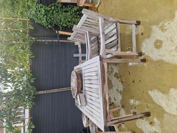 GRATIS houten tuinset. 2 stoelen plus tafel beschikbaar voor biedingen