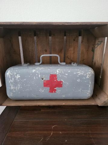 Vintage Aluminium EHBO verbandtrommel kist uit Hongarije  beschikbaar voor biedingen