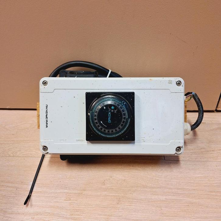 Davin DV-12 - Tijdgestuurde Relaiskast - 2x 600W, Hobby en Vrije tijd, Elektronica-componenten, Gebruikt, Ophalen of Verzenden