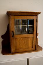 Vintage houten wandkastje, Ophalen