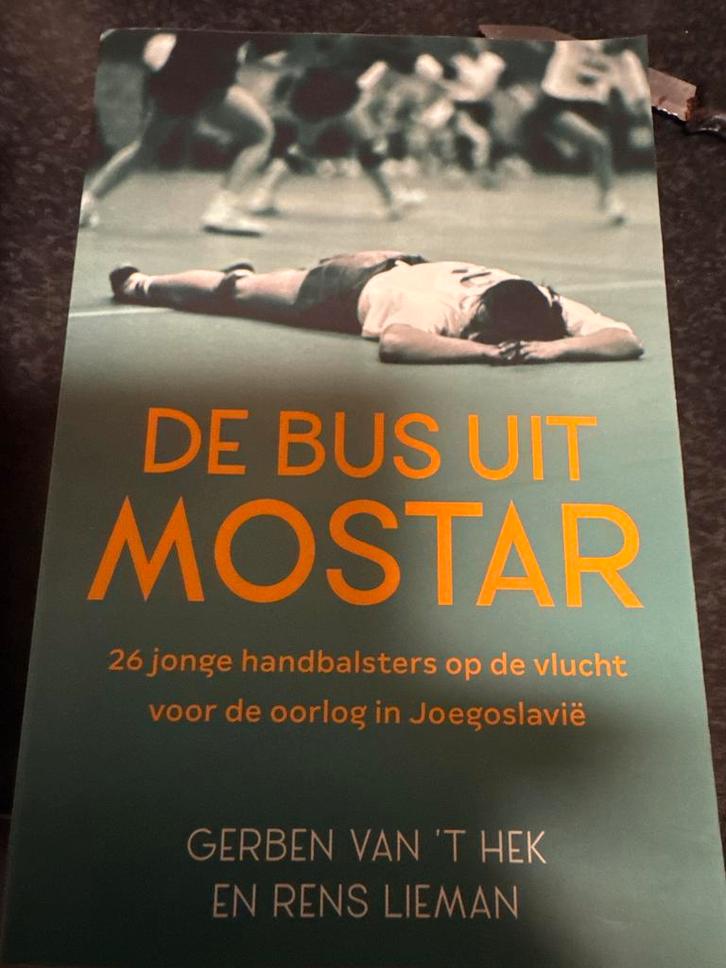 De Bus uit Mostar - Handbal in oorlogstijd, Boeken, Biografieën, Zo goed als nieuw, Sport, Ophalen of Verzenden