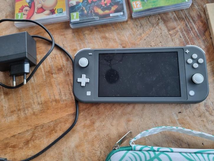 Nintendo Switch Lite Compleet + Games, Spelcomputers en Games, Games | Nintendo Switch, Zo goed als nieuw, Avontuur en Actie, 1 speler