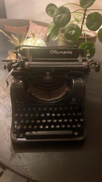 Olympia typmachine vintage beschikbaar voor biedingen