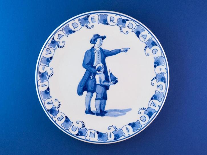 Porceleyne Fles 1973 Vaderdag Hindelopen Man 18cm (2), Antiek en Kunst, Antiek | Wandborden en Tegels, Ophalen of Verzenden