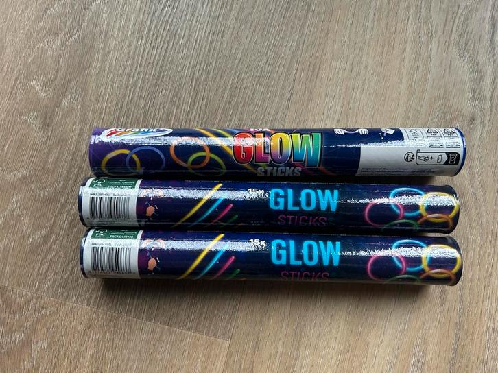 Glow in the dark armbandjes - 3 x 15 stuks, Hobby en Vrije tijd, Feestartikelen, Nieuw, Feestartikel, Overige, Ophalen of Verzenden