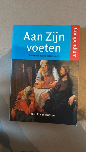 R. van Kooten - Compendium Aan Zijn voeten beschikbaar voor biedingen