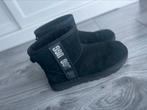 UGG classic mini, Ophalen of Verzenden, Zo goed als nieuw, Jongetje of Meisje, Laarsjes