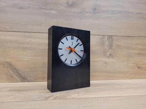Stijlvolle, modern vormgegeven tafelklok van Jacob Jensen, Huis en Inrichting, Woonaccessoires | Klokken, Gebruikt, Wekker of Tafelklok