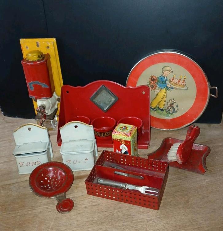 Rode antieke poppenhuis keuken gerei, Antiek en Kunst, Antiek | Speelgoed, Ophalen of Verzenden