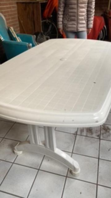 Tuintafel met vier kuipstoeltjes beschikbaar voor biedingen