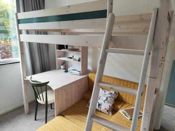 Hoogslaper met bureau en onderbed beschikbaar voor biedingen