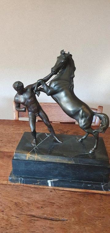 Bronzen beeld man met steigerend paard Hans Guratze beschikbaar voor biedingen