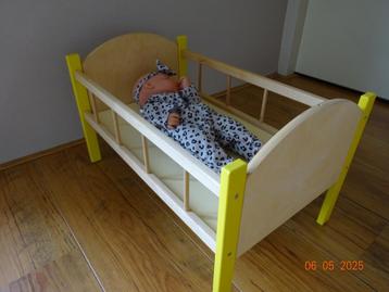 Houten poppenbed beschikbaar voor biedingen