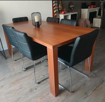 Nette houten eettafel (bezorgservice mogelijk) beschikbaar voor biedingen
