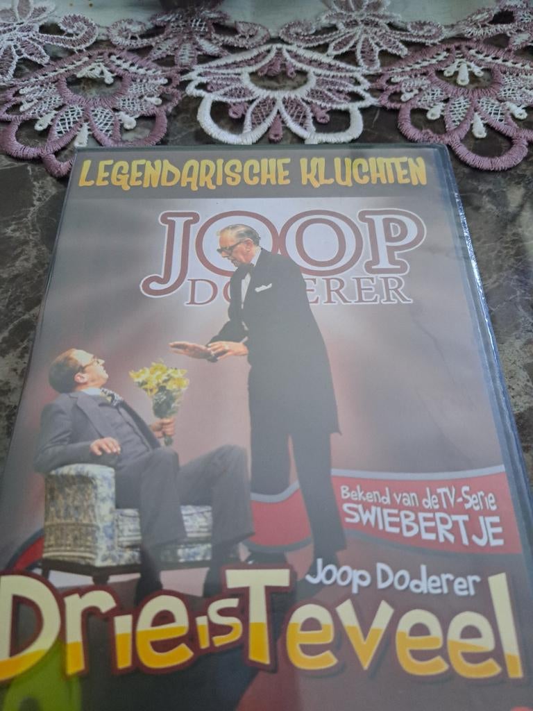 Joop Doderer - Drie is teveel DVD - Nieuw, Cd's en Dvd's, Ophalen of Verzenden