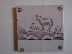 een antieke tegel met een schaap op een terp., Antiek en Kunst, Ophalen of Verzenden
