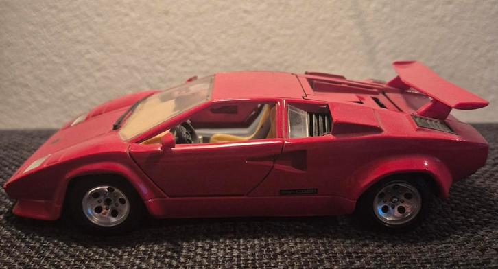 Urago 1:24 Lamborghini countach 1988, Hobby en Vrije tijd, Modelauto's | 1:24, Zo goed als nieuw, Bburago, Ophalen of Verzenden