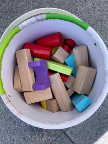 Houten stapelblokken en vormenstoof ineen beschikbaar voor biedingen