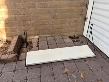 Retro wandplankje wit beschikbaar voor biedingen