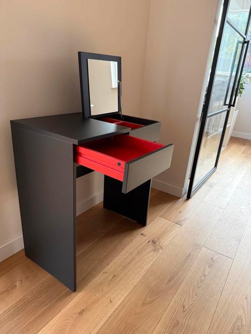 Moderne zwarte kaptafel met spiegel en rode lades, Huis en Inrichting, Tafels | Kaptafels, Zo goed als nieuw, 50 tot 100 cm, Hout
