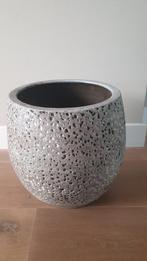 Mooie grijswitte bloempot 26 cm doorsnee en 27 cm hoog, Ophalen, Zo goed als nieuw, Rond, Minder dan 25 cm