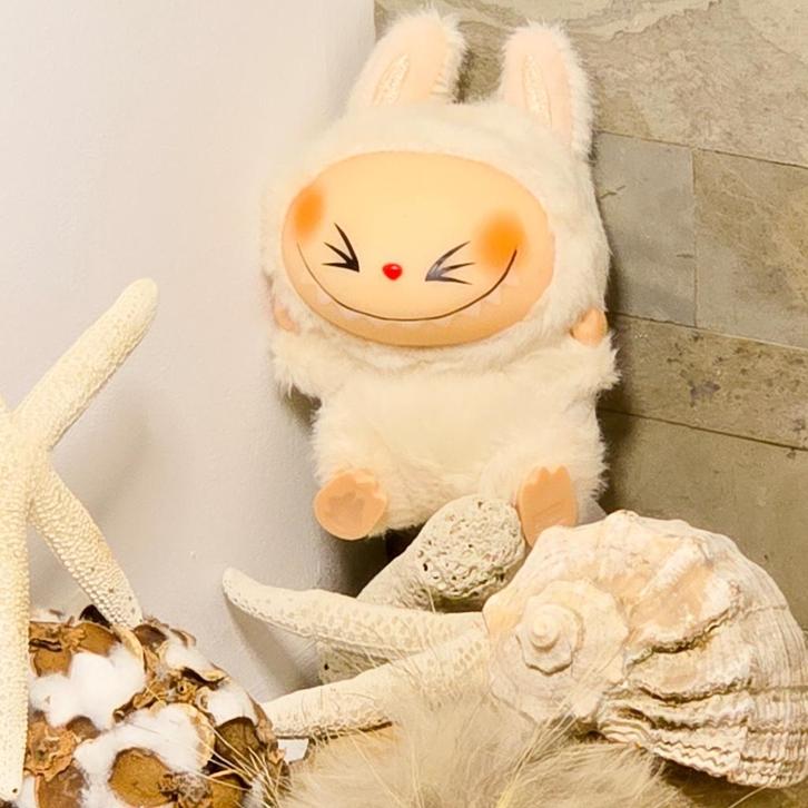 Have a Seat Labubu Sisi – Witte Variant / Nu verkrijgbaar, Kinderen en Baby's, Speelgoed | Knuffels en Pluche, Nieuw, Overige typen