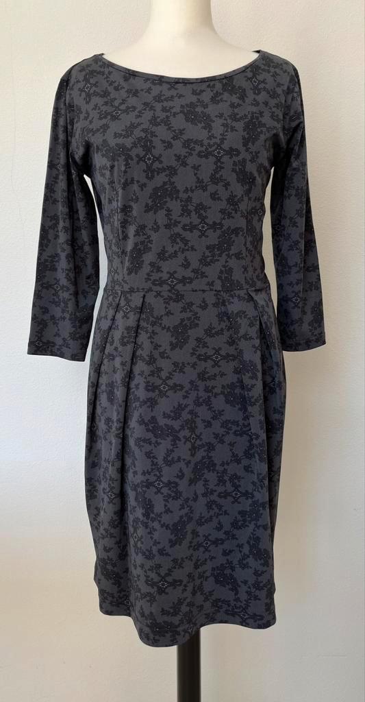 Donkergrijze jurk maat M, Kleding | Dames, Jurken, Zo goed als nieuw, Maat 38/40 (M), Grijs, Knielengte, Ophalen of Verzenden