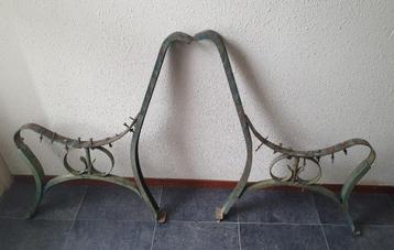 Set vintage tuinbank poten uit Frankrijk beschikbaar voor biedingen