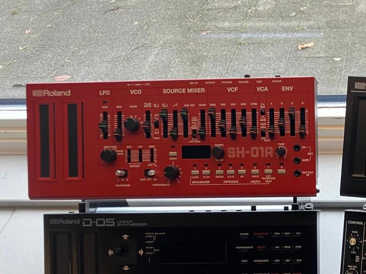 Roland SH-01a met decksaver (nieuwstaat), Muziek en Instrumenten, Synthesizers, Zo goed als nieuw, Overige aantallen, Roland, Met midi-aansluiting