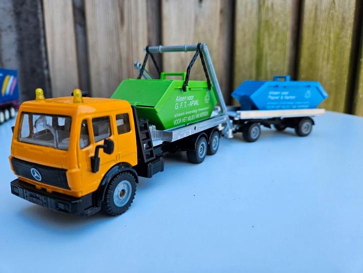 Siku Mercedes met aanhanger G.F.T. en papier afval, Hobby en Vrije tijd, Modelauto's | 1:50, Gebruikt, Bus of Vrachtwagen, SIKU