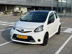 Toyota Aygo 1.0 12V Vvt-i 3DRS MMT 2013 Wit NAV CAMERA, Auto's, Toyota, Voorwielaandrijving, Stof, 4 stoelen, Handgeschakeld