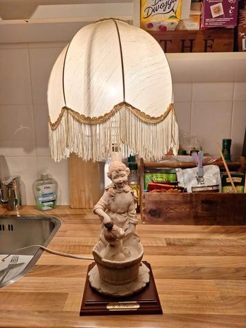 Oude Lamp met Beeldje beschikbaar voor biedingen