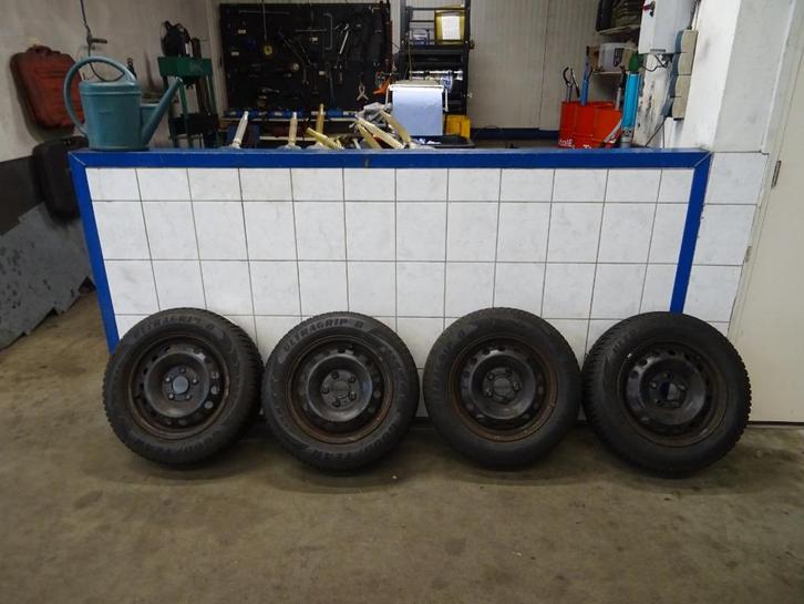 WINTERBANDEN: KIA Venga Goodyear UltraGrip-8 195/65/R15, Auto-onderdelen, Banden en Velgen, Banden en Velgen, Winterbanden, 15 inch