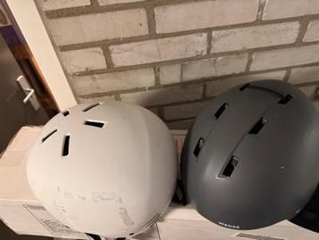 2x Skihelmen (volwassenen) Grijs & Wit beschikbaar voor biedingen