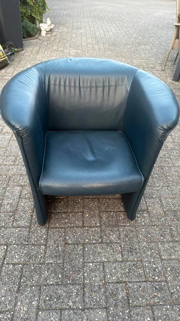 Blauwe leren kuipstoel – comfortabel en stijlvol, Huis en Inrichting, Fauteuils, Zo goed als nieuw, Leer, Ophalen of Verzenden